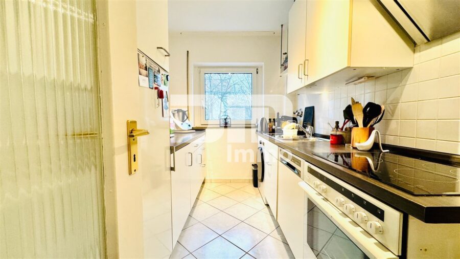 (R)eserviert!Etagenwohnung mit Balkon, Kellerraum und Garage - Küche mit Einbauküche